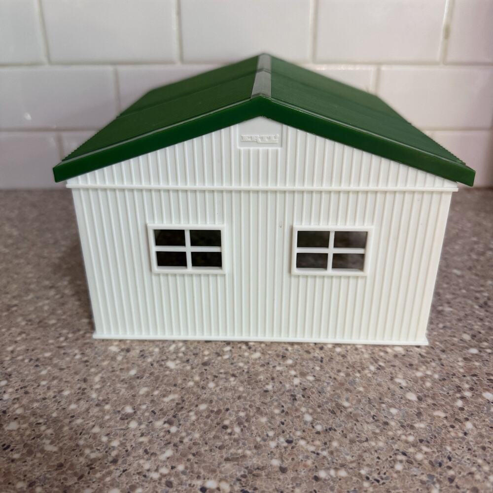 Vintage Ertl Farm Country Stable Machine Shed Barn Loafing Green Roof - Picture 4 of 5